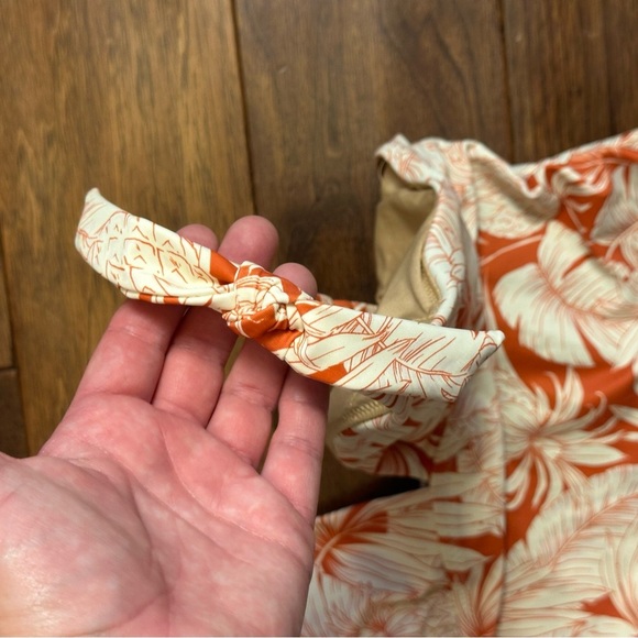 Old Navy Floral Tie Shoulder Ruched Plunge One Piece Swimsuit - Picture 4 of 10